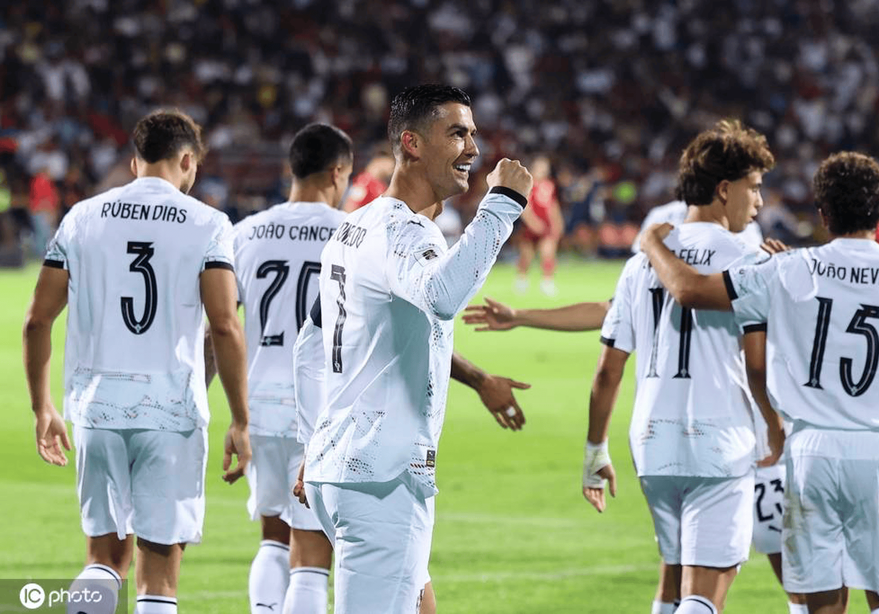 包含C罗在澳大利亚队比赛中大胜转会期浙江稠州调整名单以备欧冠，这操作让人直呼：浙江队今晚主帅复盘的词条